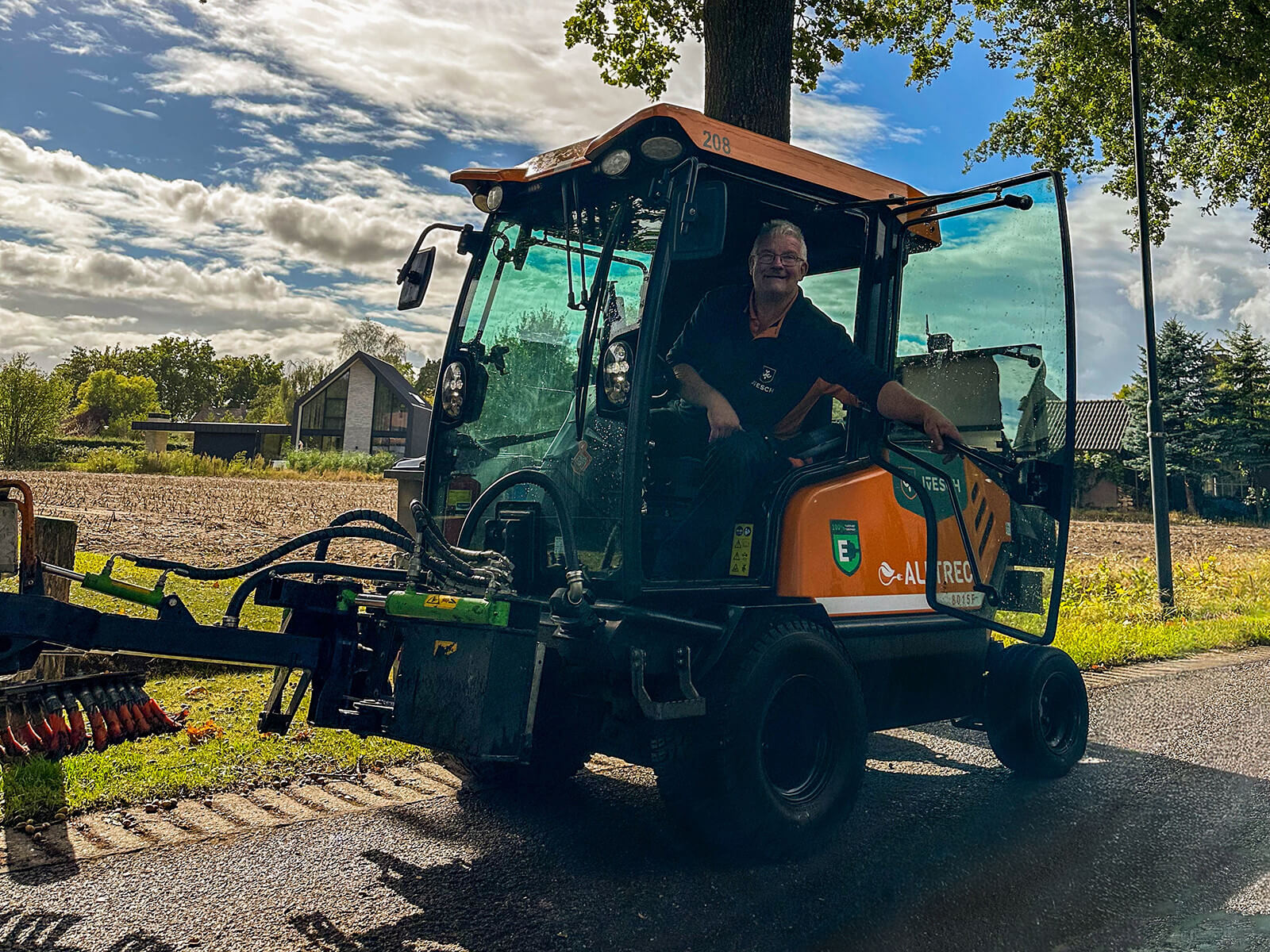 Chauffeur met AllTrec elektrische werktuigdrager