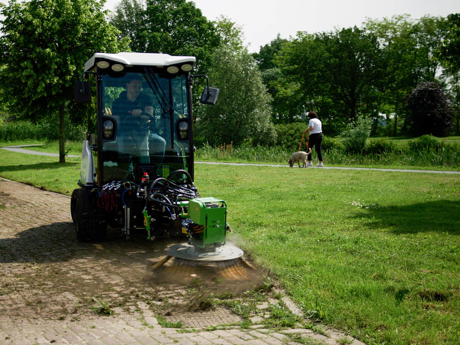 AllTrec 8015F elektrische werktuigdrager met onkruidborstel voor openbaar groen