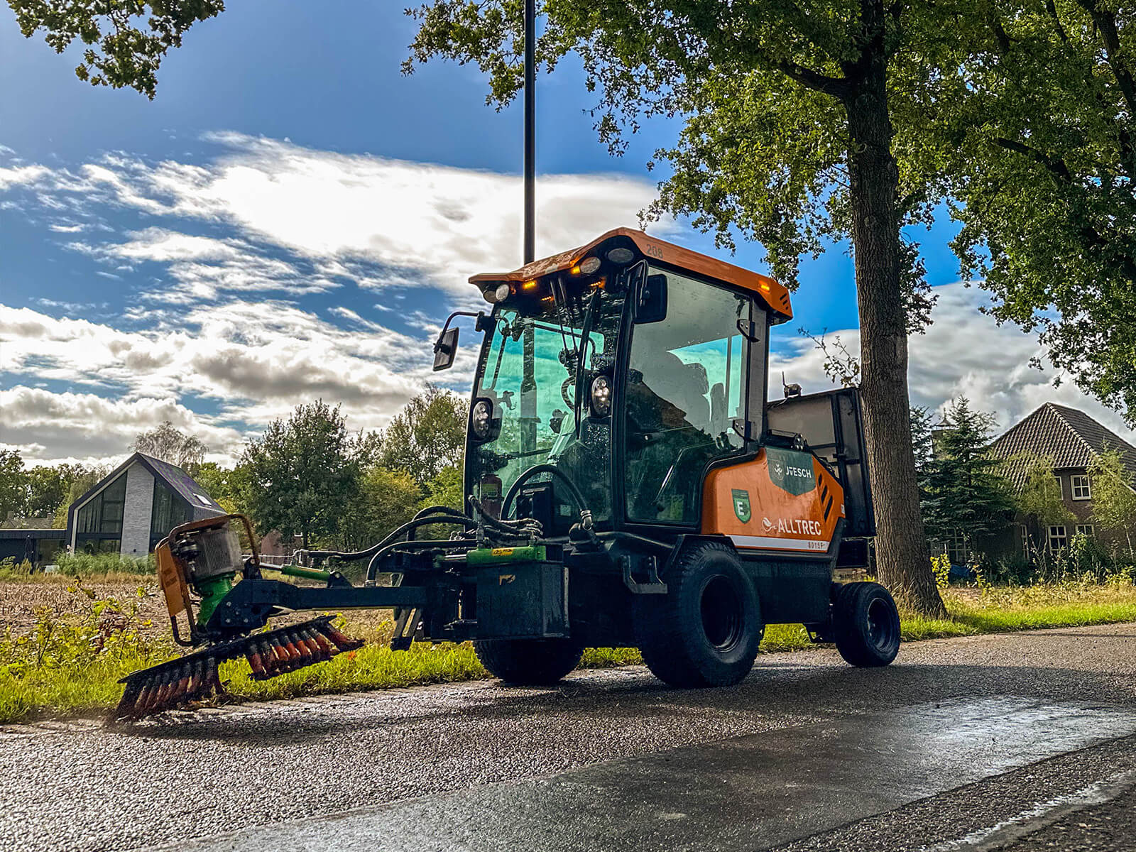 AllTrec 8015F elektrische borstelmachine in actie bij JvESCH