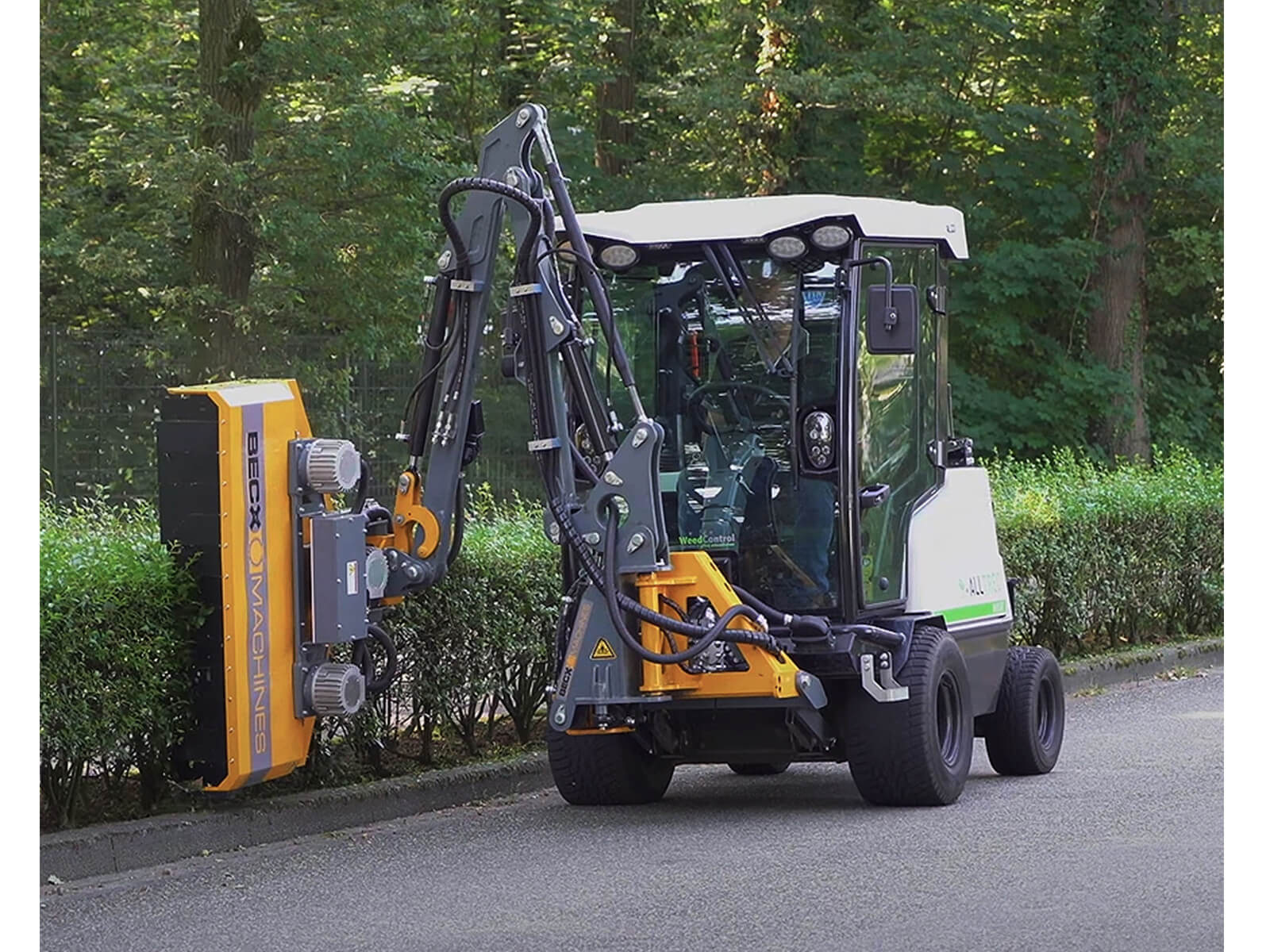 AllTrec 8015F elektrische werktuigdrager met heggensnoeier voor openbaar groen